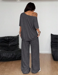 Vista trasera de un conjunto lounge gris carbón de dos piezas con pantalones anchos