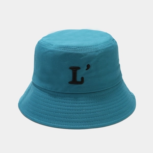 Détail du chapeau bob en coton bleu ciel avec logo lettre L brodé en noir de près