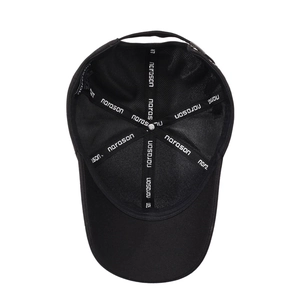 Vue interne de la casquette de baseball noire avec coutures renforcées et filet