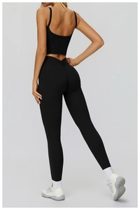 Dettaglio dei leggings yoga neri a vita alta con fascia a V e design arricciato sui glutei