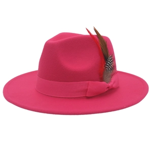 Pinkfarbener Filzhut Fedora mit dekorativer Feder und Schleifenband