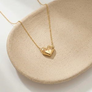 Collier avec pendentif cœur en acier inoxydable doré PVD et gravure de battement de cœur