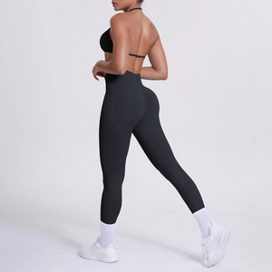 Vista laterale posteriore del set leggings yoga neri a vita alta e reggiseno