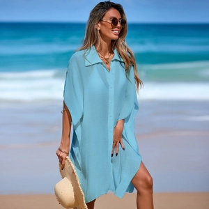 Détail de la tunique de plage bleu clair avec col polo et tissu transparent léger