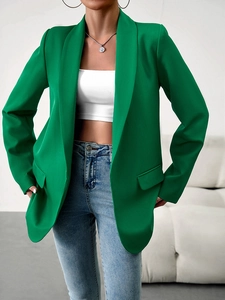 Vue détaillée d'un blazer vert pour femmes avec manches longues et poches à rabat