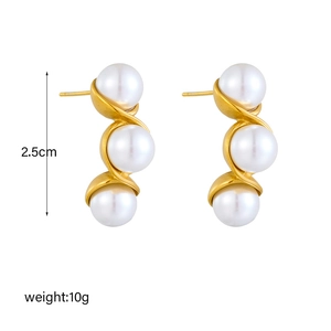 Elegant gold drop earrings with triple white pearls, 2.5cm height and 10g weight