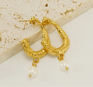 Détails de boucles d'oreilles perles dorées en U avec finition métallique texturée