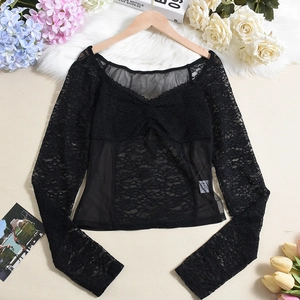 Detailansicht eines schwarzen Spitzen-Crop-Tops mit V-Ausschnitt und Raffung vorne