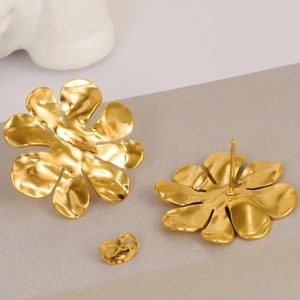 Minimalist 18k gold plated 304 stainless steel flower stud earrings for women