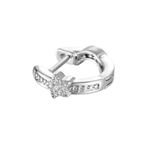 Créoles en argent serties de zircons et motifs étoiles sur fond blanc épuré