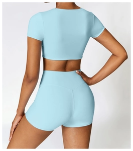 Vue de dos de l'ensemble de yoga bleu clair avec haut court et short de sport taille haute