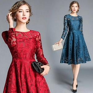 Robe évasée élégante en dentelle à manches longues en rouge et bleu marine, coupe ajustée