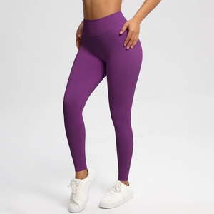Detailansicht der lila nahtlosen Yoga-Leggings mit hoher Taille und Push-Up-Effekt