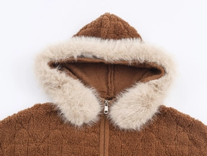 Dettaglio del cardigan in pile marrone con collo in finta pelliccia e zip in metallo