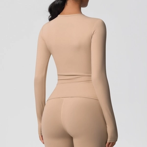 Vue arrière d'un ensemble de fitness beige sans couture avec haut manches longues et legging