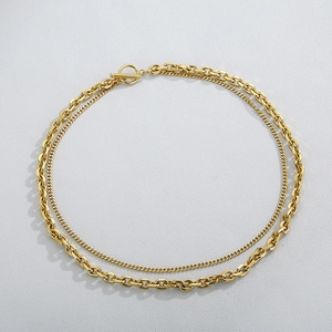 Détail d'un collier double épaisseur en acier titane doré avec fermoir OT classique