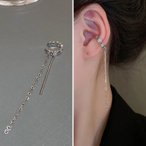 Manchette d'oreille nœud argenté avec pompons diamantés et chaîne sur modèle
