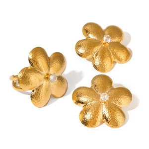 Golden flower jewelry set with brushed metal texture and clear zircons in 18k gold plating