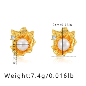 Dettaglio dimensioni e peso degli orecchini a fiore dorati con perle bianche