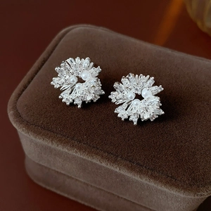Détails des boucles d'oreilles fleur en argent avec perle blanche et oxydes de zirconium