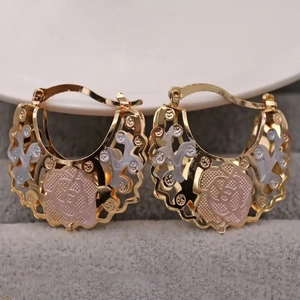 Pendientes De Aro Huggie De Latón Tricolor Diseño De Rosa Calada Joyería Floral Elegante Para Mujeres