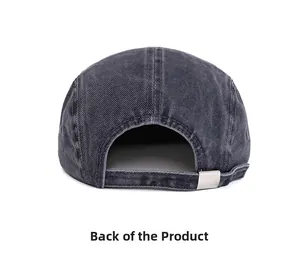 Détail arrière d'une casquette en denim délavé avec une boucle de réglage en métal argent