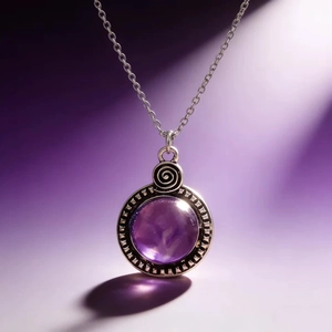 Gros plan sur un collier vintage avec pendentif en résine violette et texture métallique