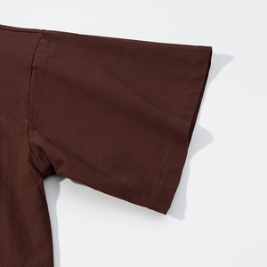 Détail des manches et coutures fines sur cet ensemble en coton et lin marron foncé