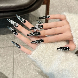 Faux ongles stiletto gothiques de luxe avec fleurs 3D noires et pierres en zircon