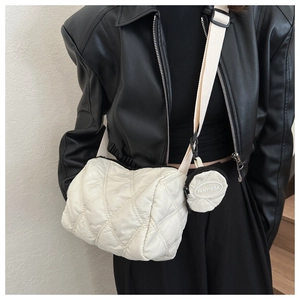 Détail sac bandoulière matelassé blanc avec petit porte-monnaie et sangle en toile beige