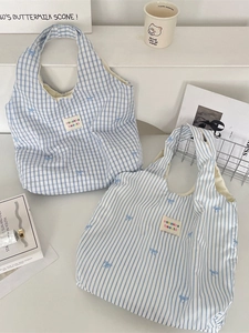 Sacs cabas en toile à carreaux et rayures bleues avec broderie florale de style vie
