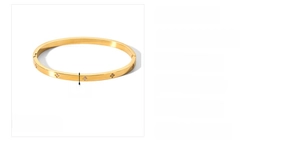 Dettaglio del bracciale in acciaio dorato da 4mm con stelle e inserti in zircone