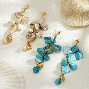 Summer beach style shell and marble drop earrings in blue and beige tones