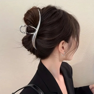 Grande pince à cheveux argentée en alliage montrée sur la chevelure d'un mannequin