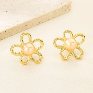 Gros plan de boucles d'oreilles en acier inoxydable doré 18 carats avec perles