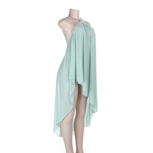 Détail de la robe licou en maille vert menthe avec ourlet asymétrique et tissu transparent
