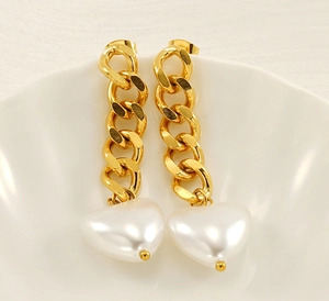 Detail of 18K gold-plated stainless steel chain earrings with large white heart pearls