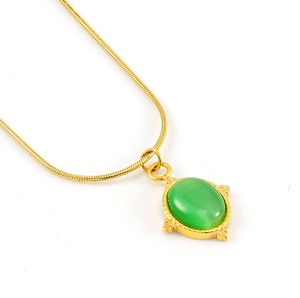 Détail d'un pendentif ovale en pierre verte sur une chaîne serpent dorée vintage