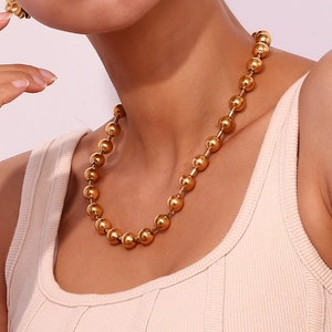 Collier minimaliste en acier inoxydable plaqué or 18 carats porté par un mannequin