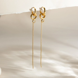 Boucles d'oreilles minimalistes en acier inoxydable doré avec de longs pompons et cristaux