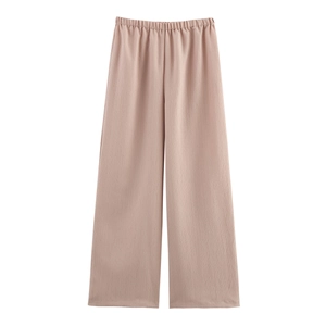 Détail du pantalon large avec texture verticale et taille élastique confortable