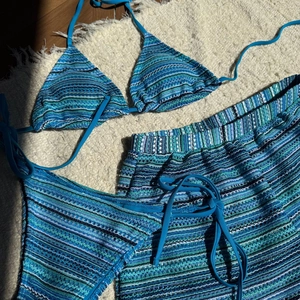 Nahaufnahme des blauen Häkel-Bikini-Sets mit gestreifter Textur für den Strandurlaub