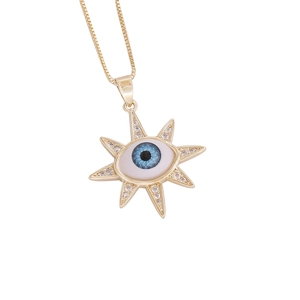Détail du pendentif Œil maléfique plaqué or 18 carats avec résine bleue et zircons