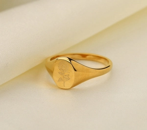 Dettaglio dell'anello con sigillo a girasole ovale in oro in acciaio inossidabile 316L
