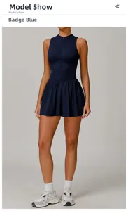 Détail de robe de tennis bleu marine avec col montant zippé et jupe plissée sport