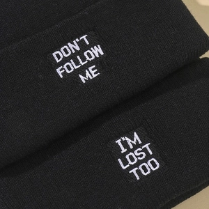 Ensemble bonnet tricoté noir d'hiver avec broderie 'Don't Follow Me' et 'I'm Lost Too'