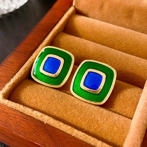 Boucles d'oreilles carrées dorées vintage avec émail vert et bleu sur velours brun