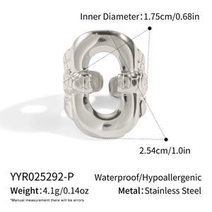 Dettaglio macro dell'anello geometrico a catena con misure e trama in acciaio inox