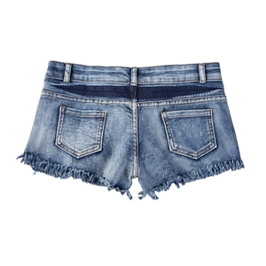 Detailansicht der Denim-Hotpants mit Kontrastbund und ausgefranstem rohem Saumdesign