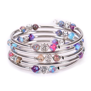 Détail d'un bracelet enveloppant multicouche avec perles marbrées et entretoises roses